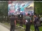 aksi-kolonel-yang-berani-turunkan-baliho-bergambar-letjen-edy-rahmayadi-tuai-pujian-dari-warganet_20180105_172051.jpg