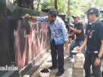 aksi-komunitas-mmbi-bersama-disbudpar-kota-malang-saat-mengecat-kembali-tembok.jpg