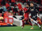 aksi-luke-shaw-berduel-dengan-mohamed-salah-dalam-laga-liverpool-vs-manchester-united.jpg
