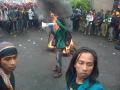 aksi-mahasiswa-bakar-ban-di-depan-gedung-dpr2.jpg