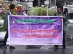 aksi-mahasiswa-di-bundaran-kota-amuntai_20160212_144302.jpg