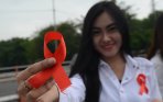 aksi-mahasiswa-ubaya-peringati-hari-aids-se-dunia_20141202_111449.jpg