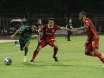 aksi-marselino-ferdinan-bagi-persebaya-surabaya.jpg