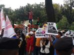 aksi-massa-di-depan-balai-kota_20180416_140549.jpg