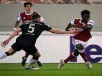 aksi-menawan-bukayo-saka-melawan-benfica.jpg