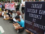 aksi-mengemis-massal-di-depan-gedung-dpr_20221109_140110.jpg