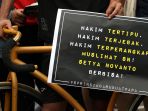 aksi-menggugat-batalnya-status-tersangka-setya-novanto_20171001_113245.jpg