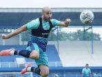 aksi-mohammed-rashid-dalam-latihan-persib.jpg