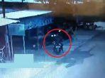 aksi-nekat-seorang-ibu-sambil-bawa-anak-maling-motor-terekam-kamera-cctv.jpg