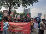 aksi-pami-di-depan-dpr.jpg