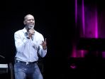 aksi-panggung-brian-mcknight_20161212_192303.jpg