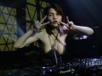 aksi-panggung-dj-katty-butterfly-sapa-para-fansnya_20161031_160359.jpg