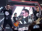 aksi-panggung-five-minutes-di-malam-tahun-baru-2017_20170102_181054.jpg