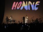 aksi-panggung-honne-sapa-fans-di-jakarta_20230708_025626.jpg