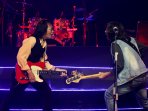 aksi-panggung-koes-plus-pada-konser-jakarta-dekade_20151214_131959.jpg