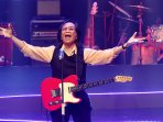 aksi-panggung-koes-plus-pada-konser-jakarta-dekade_20151214_132556.jpg