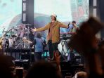 aksi-panggung-sheila-on-7-saat-konser-tunggu-aku-di-jakarta_20230128_231225.jpg