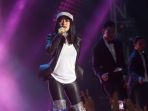 aksi-panggung-syahrini-di-hut-mnctv-ke-26_20171022_181256.jpg