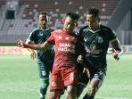 aksi-para-pemain-semen-padang-jersey-merah-dan-psms-medan-jersey-hijau.jpg