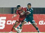 aksi-para-pemain-semen-padang-merah-dan-psms-medan-hijau.jpg