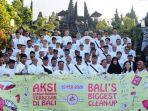 aksi-para-relawan-usai-membersihkan-di-pura-besakih-bali.jpg
