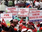 aksi-pegawai-kontrak-desak-revisi-uu-asn_20170719_131837.jpg