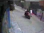 aksi-pejambretan-di-duri-kosambi-cengkareng-jakarta-barat-terekam-cctv.jpg