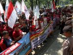 aksi-pekerja-pelabuhan-di-kementerian-bumn_20170731_201940.jpg