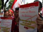 aksi-pekerja-pelabuhan-di-kementerian-bumn_20170731_202027.jpg