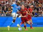 aksi-pemain-as-roma-dan-napoli.jpg