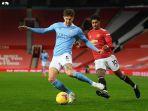 aksi-pemain-bertahan-manchester-city-john-stones-ketika-menghadapi-marcus-rahshford.jpg