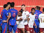 aksi-pemain-borneo-fc-saat-menghapi-arema-fc-pada-pekan-kedua-liga-1.jpg