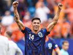 aksi-pemain-keturunan-indonesia-tijjani-reijnders-saat-debut-tampil-di-euro-2024.jpg
