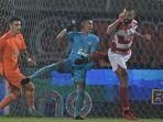 aksi-pemain-madura-united-dalberto-saat-melawan-borneo-fc-championship-series-liga-1.jpg