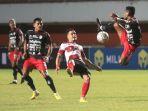 aksi-pemain-madura-united-saat-berhadapan-dengan-bali-united.jpg