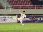 aksi-pemain-persebaya-surabaya-taisei-marukawa-saat-melawan-persik-kediri.jpg