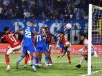 aksi-pemain-persib-bandung-ciro-alves-saat-menjebol-gawang-bali-united-liga-1.jpg