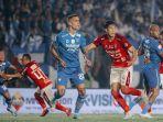 aksi-pemain-persib-bandung-melawan-bali-united-pada-laga-leg-kedua-semifinal-liga-1.jpg