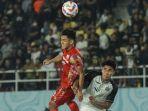 aksi-pemain-persis-solo-althaf-indie-melawan-bek-persija-muhammad-ferarri.jpg