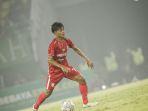 aksi-pemain-persis-solo-zanadin-fariz-saat-menghadapi-persebaya.jpg