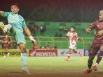 aksi-pemain-psm-makassar-yakob-sayuri-pada-laga-psm-makassar-vs-persis-solo-di-liga-1.jpg