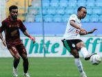 aksi-pemain-psm-makassar-yakob-sayuri-saat-melawan-pss-sleman-liga-1.jpg