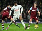 aksi-pemain-tottenham-hotspur-destiny-udogie-saat-melawan-west-ham-di-liga-inggris.jpg