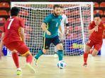 aksi-pemain-vietnam-merah-saat-menghadang-lawannya-di-piala-aff-futsal-2022.jpg