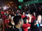 aksi-pendukung-basuki-tjahaja-purnama-atau-ahok-harus-kembali-dibubarka_20170511_204813.jpg