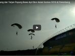 aksi-penerbang-dan-terjun-payung-bawa-api-obor-asian-games-2018-di-palembang_20180804_171252.jpg