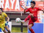 aksi-penggawa-persija-jakarta-hanif-sjahbandi-saat-melawan-arema-fc-di-liga-1.jpg