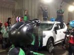 aksi-pengrusakan-mobil-oleh-ojek-online_20180301_171300.jpg