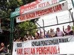 aksi-penolakan-pengosongan-rumah-dinas-tni_20150908_161247.jpg
