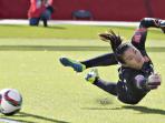 aksi-penyelamatan-kiper-timnas-tiongkok-wang-fei_20150623_044835.jpg